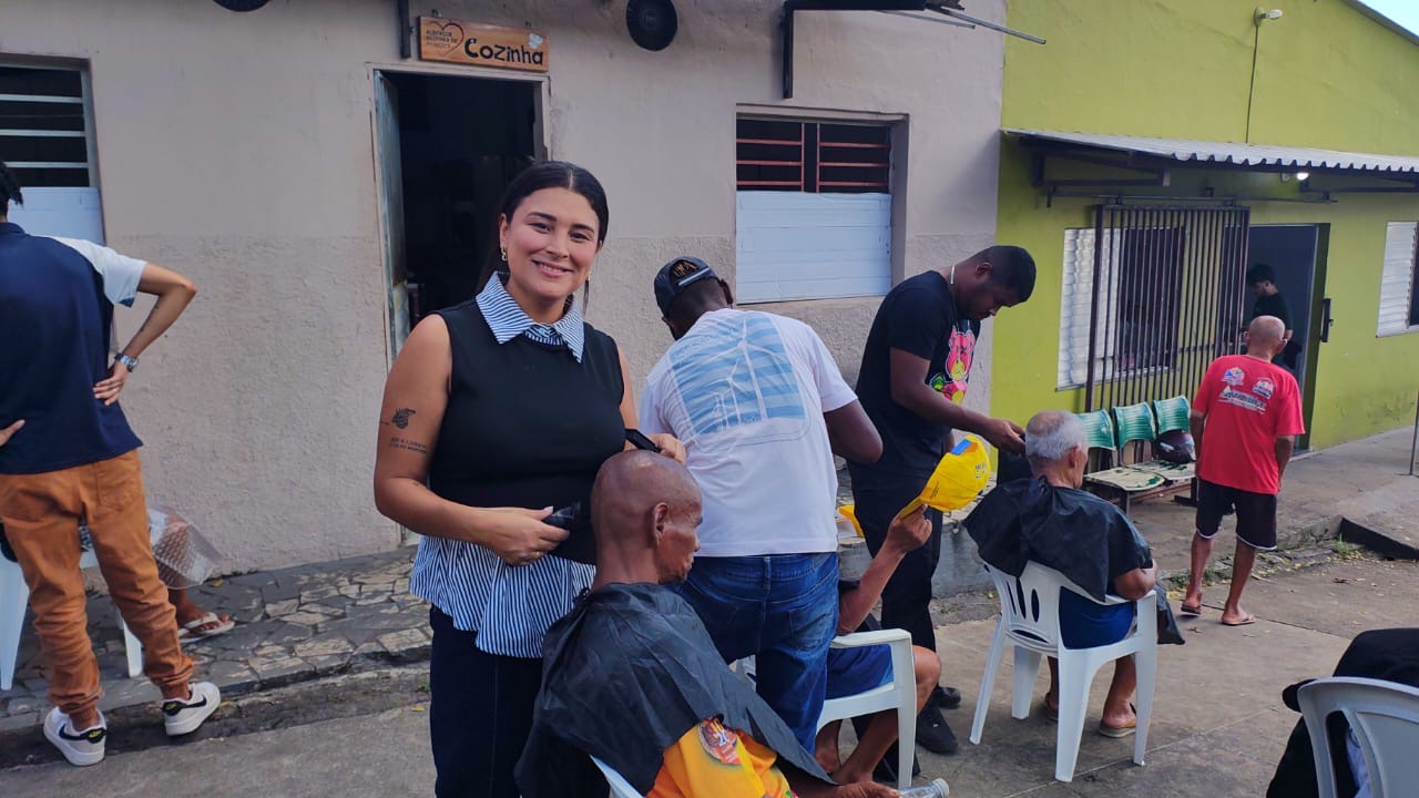 Projeto da Escola Profissionalizante Maria de Lourdes Monteiro leva serviços a quem vive nos de abrigos de Itabuna