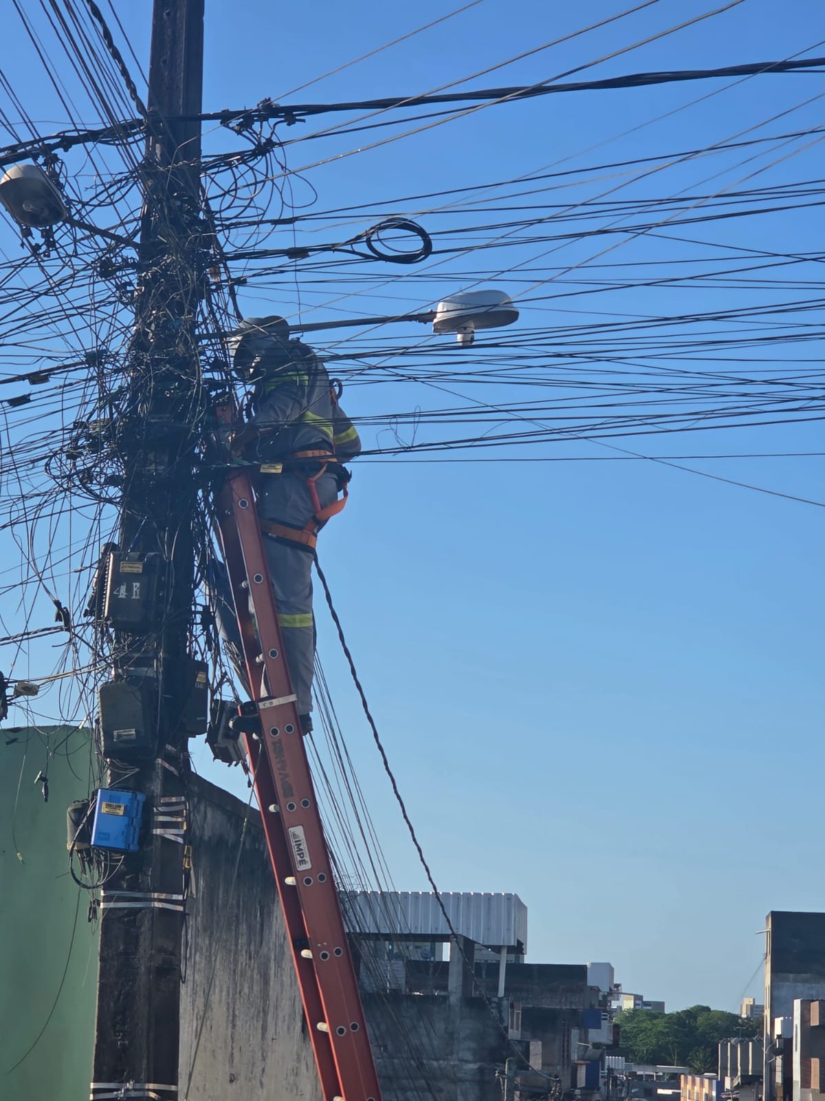 SESOP retira câmera instalada irregularmente em poste público no Bairro São Caetano em Itabuna