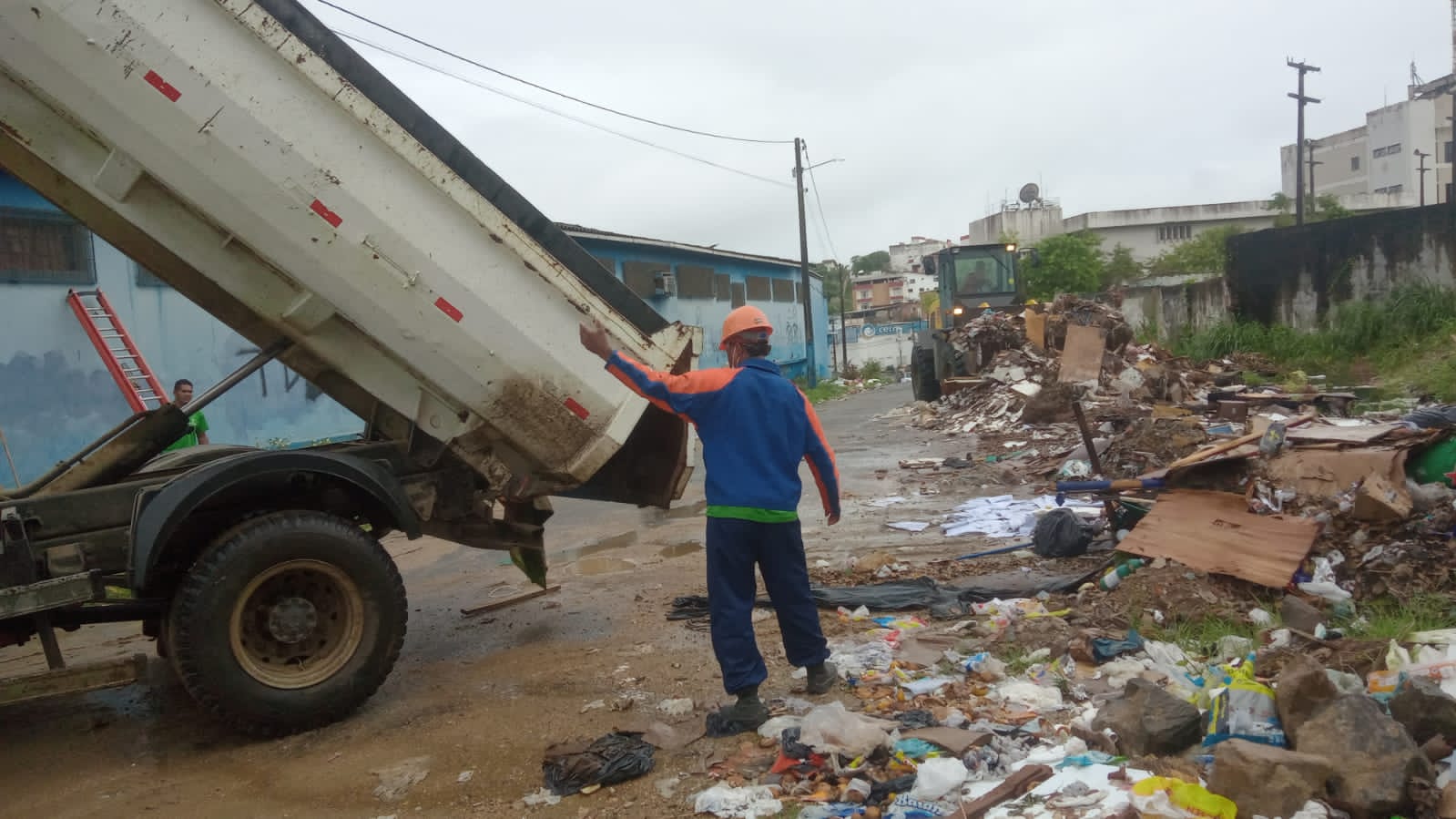 Prefeitura de Itabuna remove mais de 30 toneladas de lixo de pontos viciados