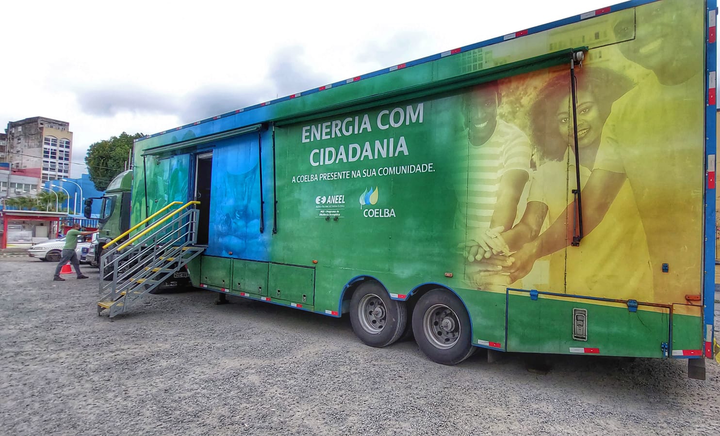 Prefeitura e Coelba trocam gratuitamente lâmpadas ineficientes por LED no centro de Itabuna.