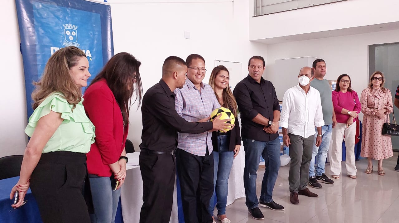 Prefeito Augusto Castro prestigia entrega de material esportivo a escolinhas de futebol de Itabuna.