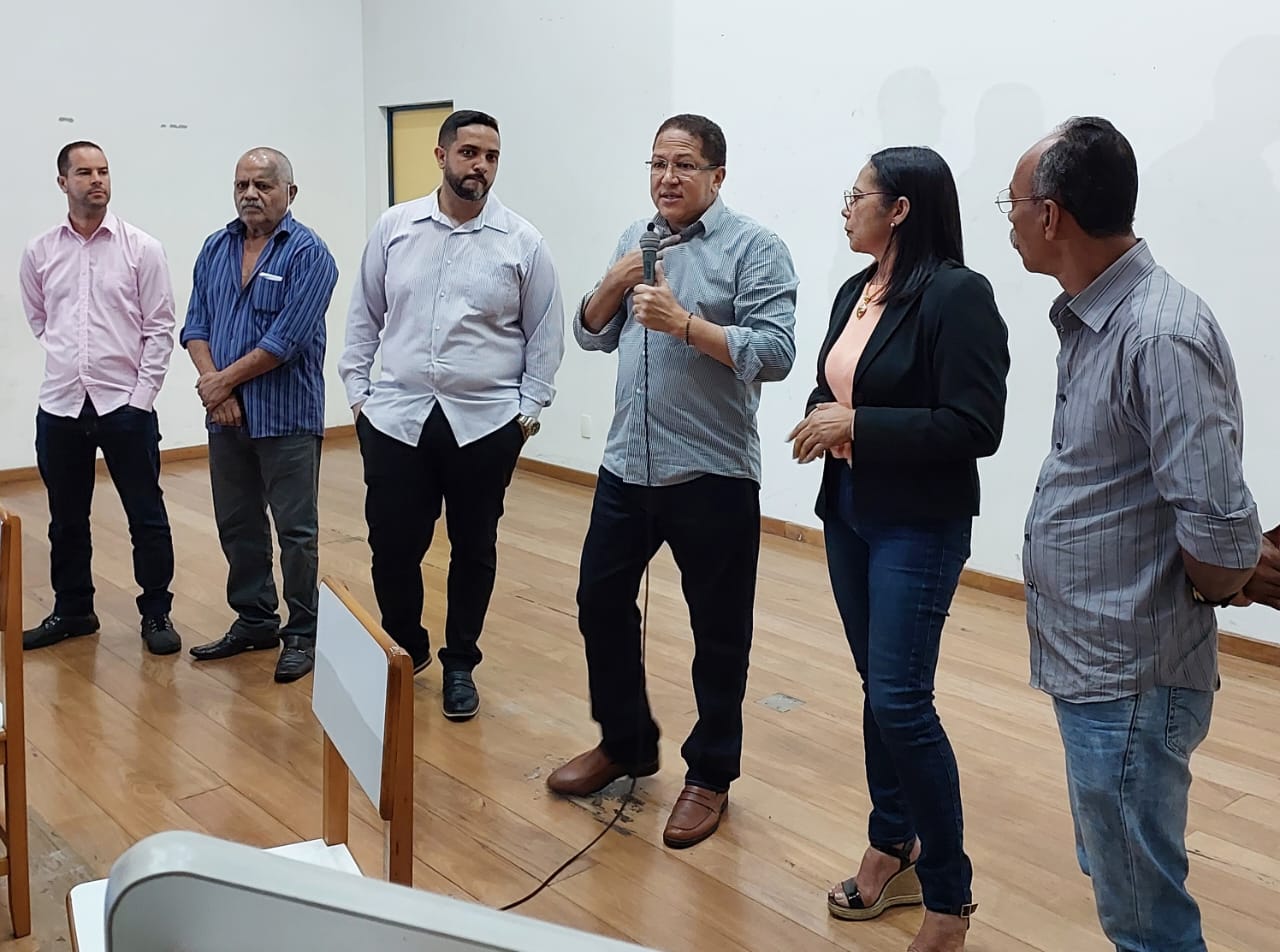 Prefeito Augusto Castro prestigia a entrega de alvarás de taxistas e discute demandas.