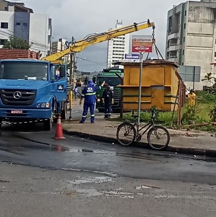 Prefeitura remove quiosques do prolongamento da Manoel Chaves com apoio de ambulantes.