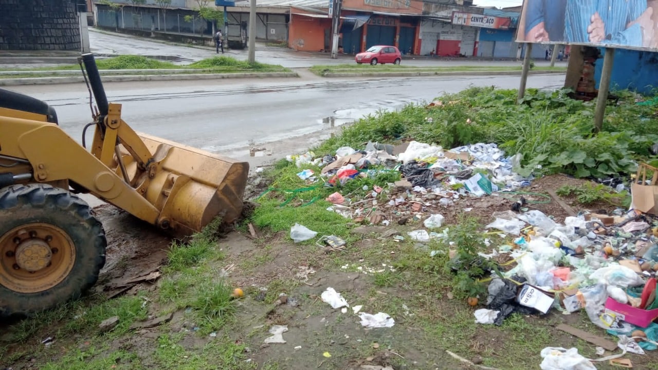 Prefeitura faz zeladoria do centro e bairros de Itabuna com poda de árvores e coleta de entulhos.