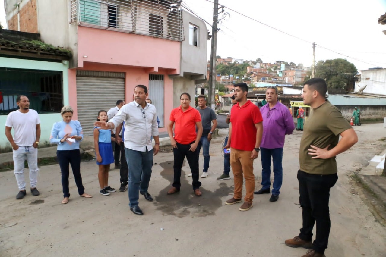 Prefeito Augusto Castro anuncia obras de requalificação da Escola Municipal Pedro Jerônimo ao vistoriar urbanização do bairro.