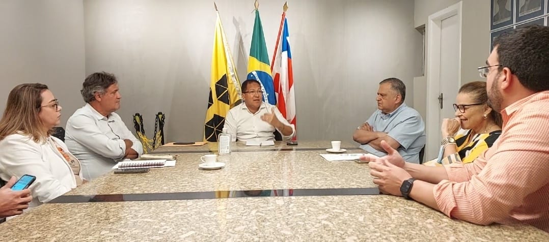 Prefeito de Itabuna recebe comitiva de banco para falar sobre infraestrutura.