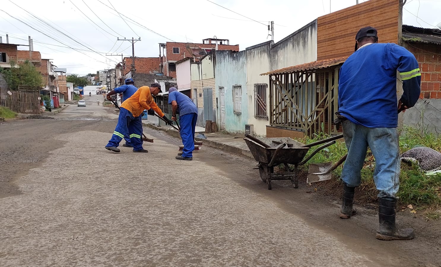 Prefeitura executa recapeamento da Rua de Mutuns e da praça do Santa Inês.