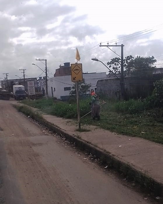 Prefeitura de Itabuna avança com manutenção da roçagem de áreas públicas.