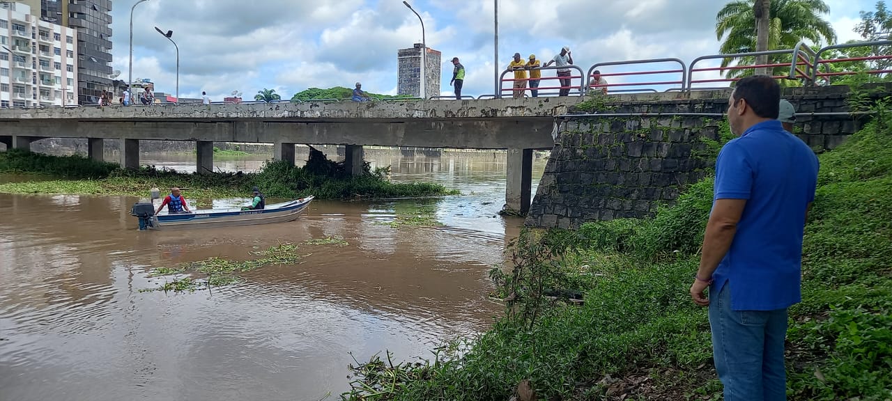 Força-tarefa utiliza barco para remover vegetação sob a Ponte Miguel Calmon em Itabuna.