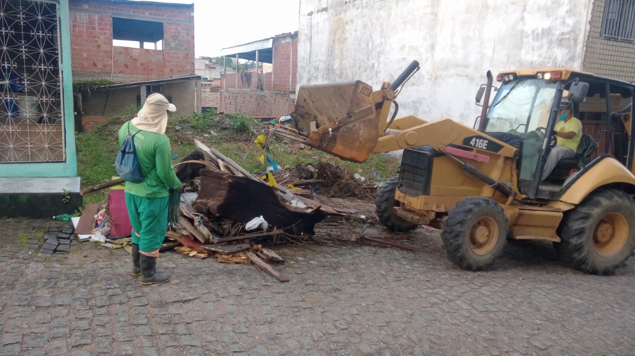 Prefeitura de Itabuna faz Bota-fora em três bairros para remoção de entulhos domésticos.