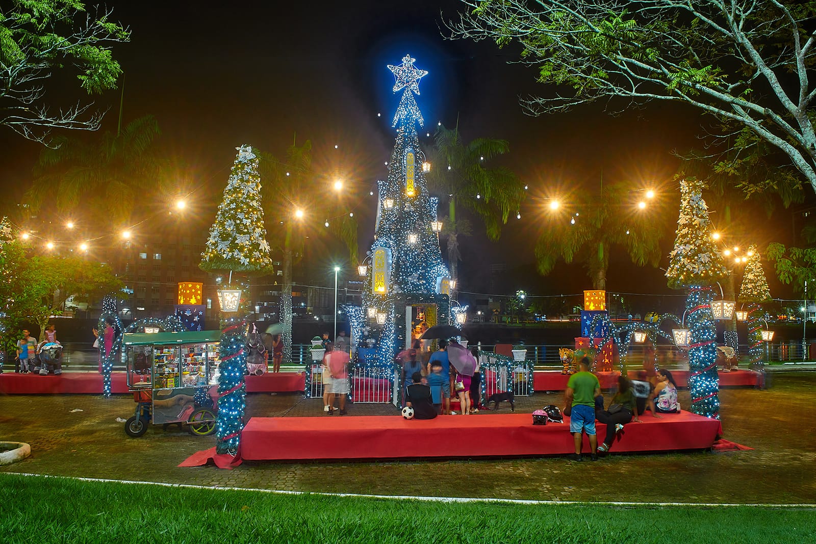 Prefeitura e FICC divulgam programação do Natal de Luzes e Sonhos na Praça Rio Cachoeira.