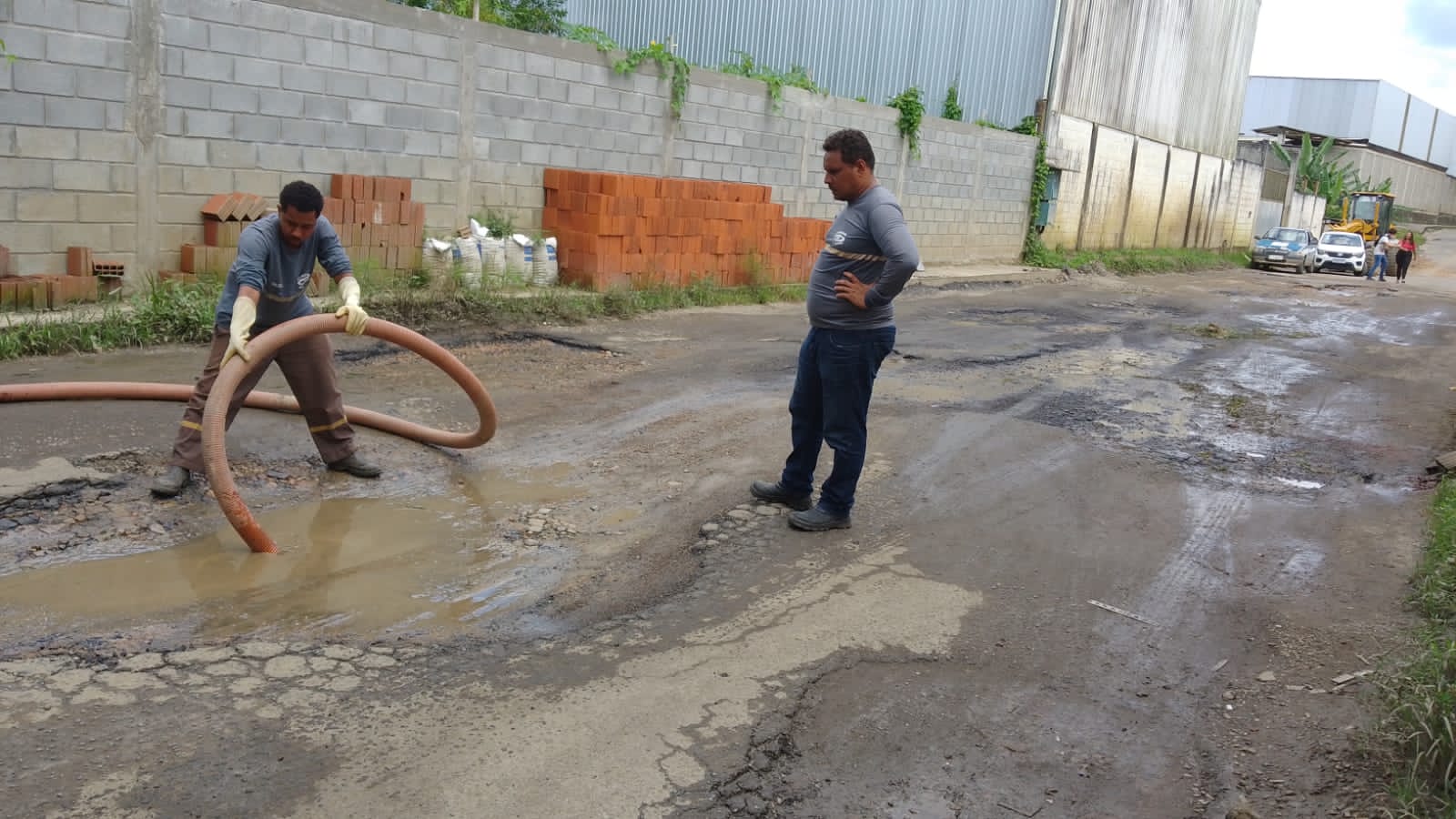 Prefeitura de Itabuna executa serviço de terraplanagem na Rua do Cajueiro e no Vale do Sol.