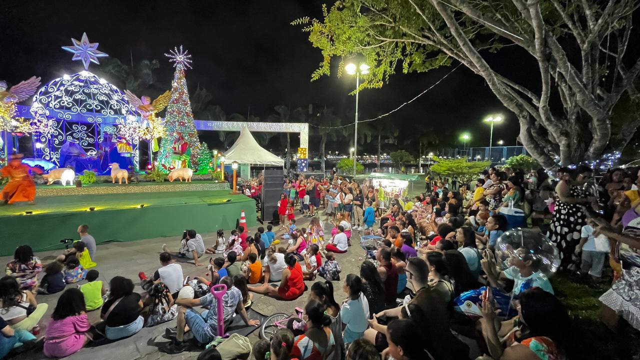 Famílias lotam a Praça Rio Cachoeira para assistir apresentações do Projeto Natal de Luzes e Sonhos.