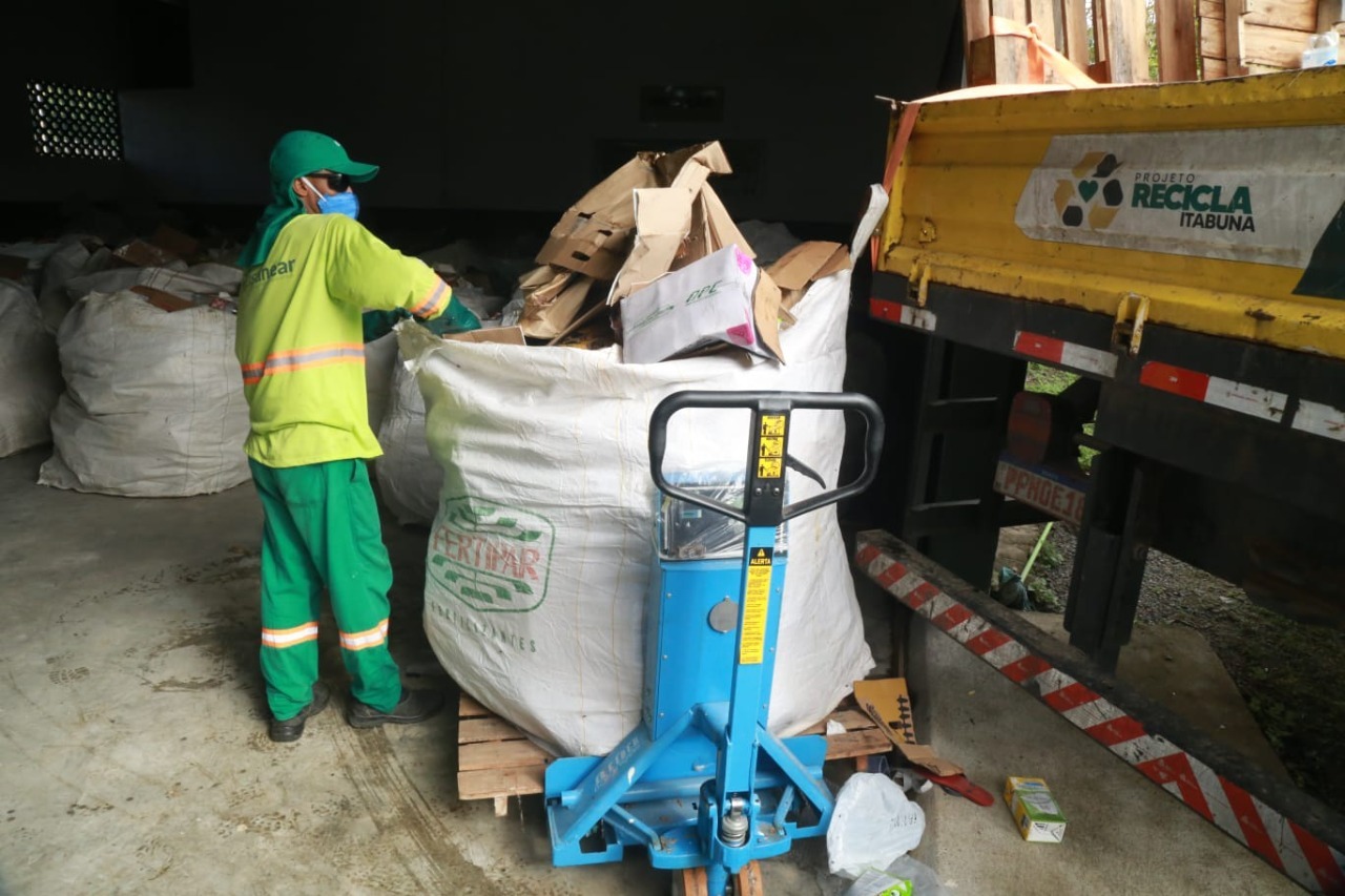Agentes ambientais de Itabuna participam de palestra sobre devolução de embalagens de agrotóxicos.