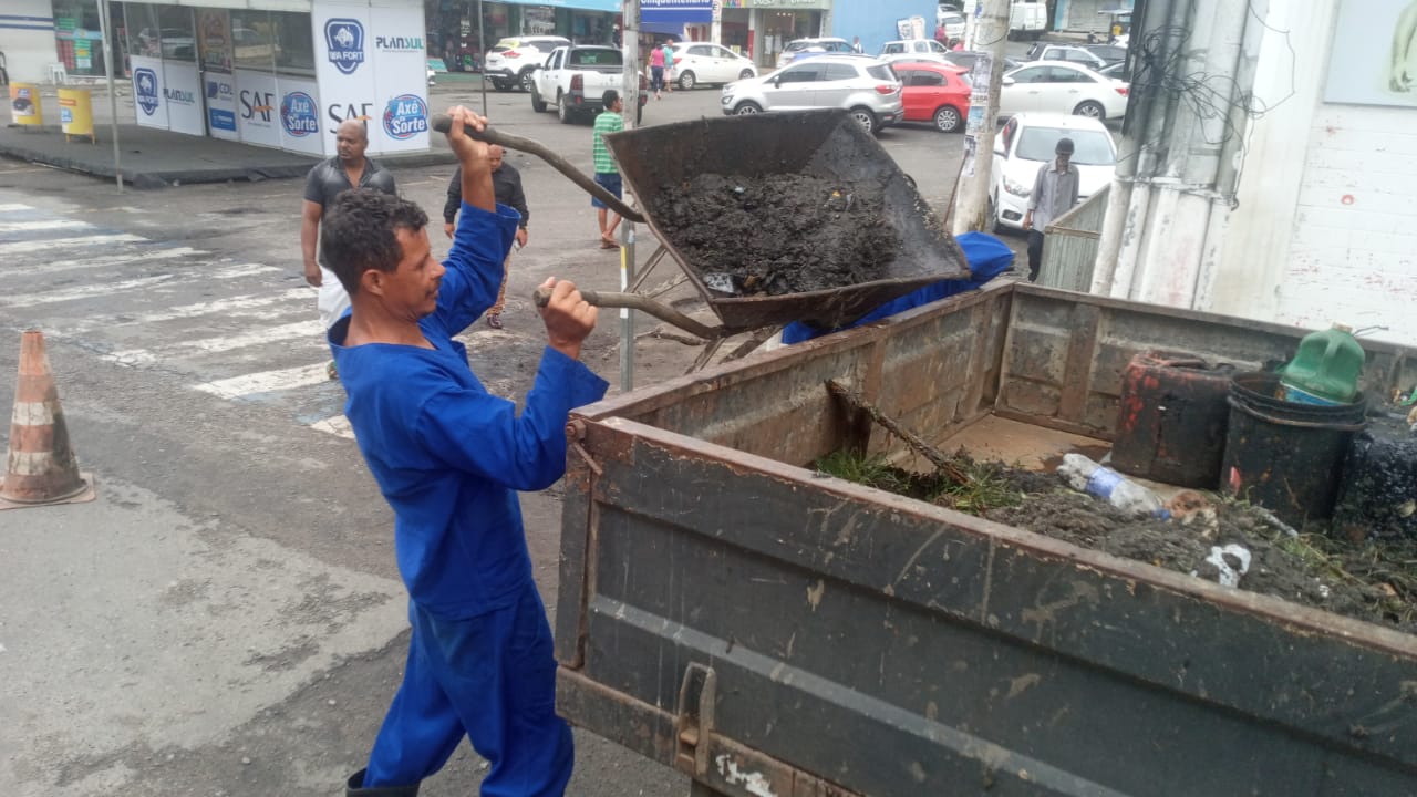 Prefeitura faz a limpeza e manutenção de bocas de lobo e bueiros no centro e bairros de Itabuna.