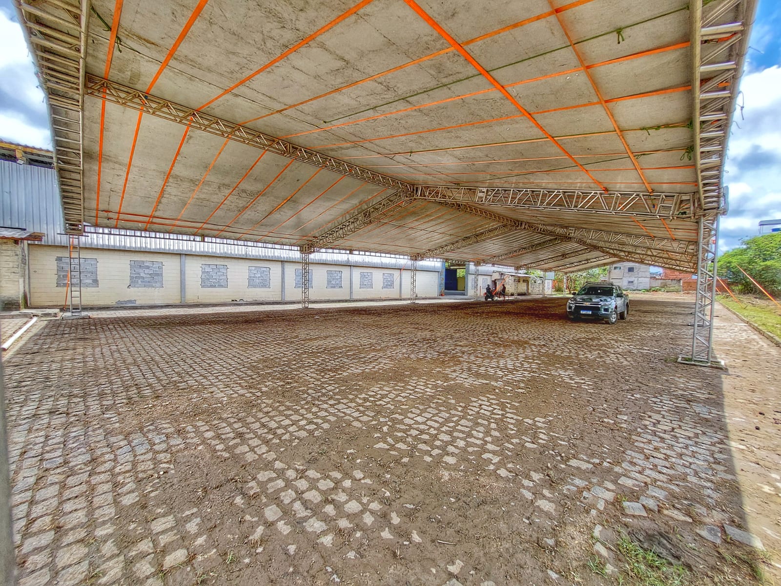 Prefeitura demarca espaços provisórios no galpão para feirantes do São Caetano.
