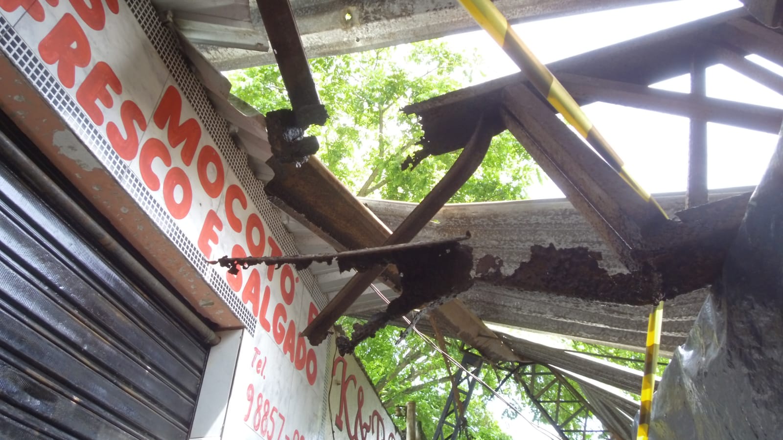 Prefeitura de Itabuna isola área da feira do Califórnia onde parte do telhado desabou