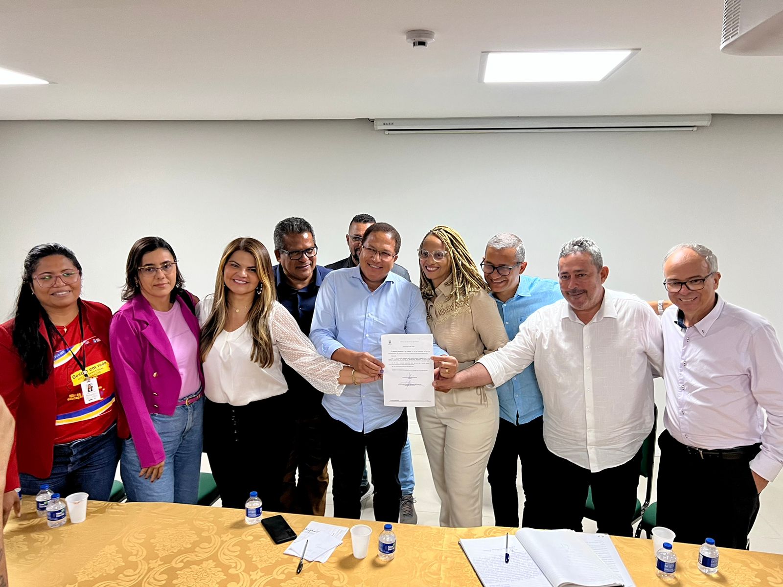 Prefeito Augusto Castro empossa nova secretária municipal da Educação