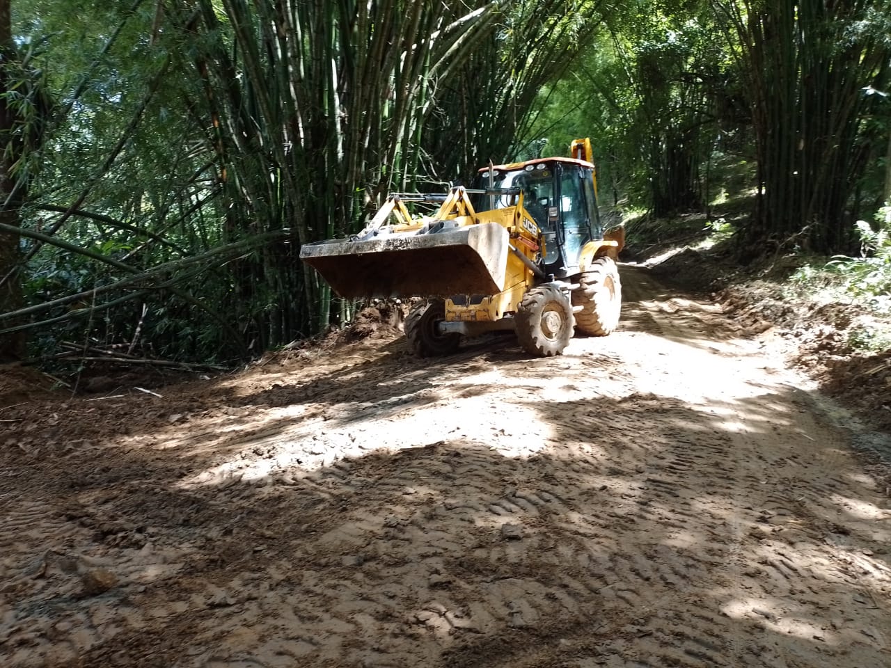 Estrada de acesso a Vila de Mutuns está recebendo terraplanagem
