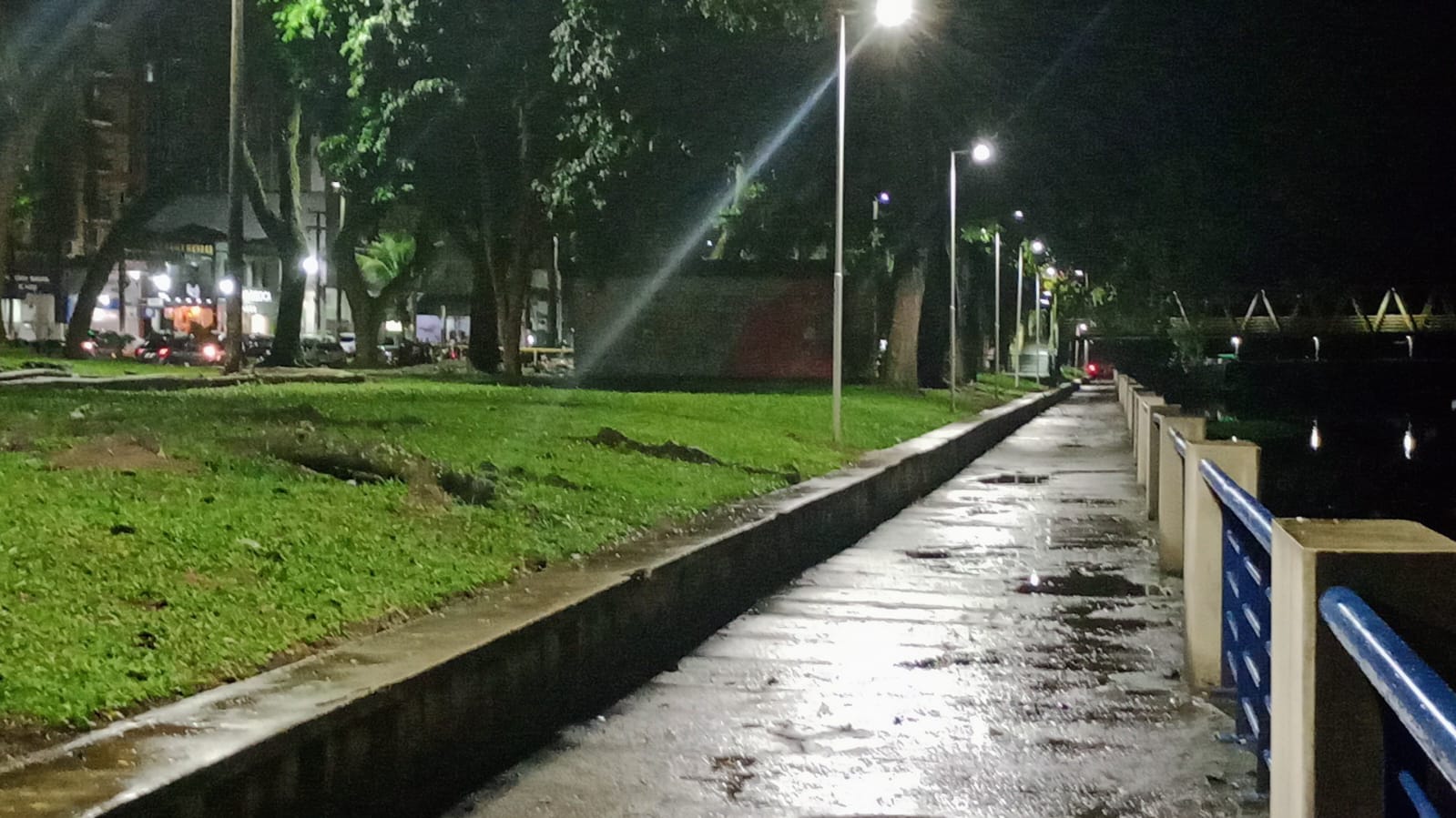 Prefeitura de Itabuna faz poda de árvores e melhora a iluminação na Alameda da Juventude