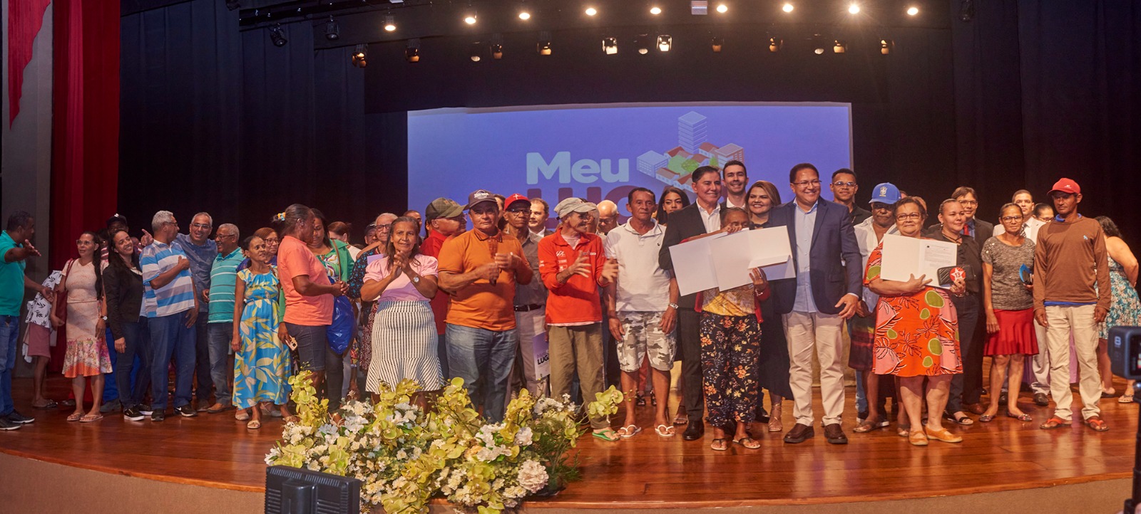 Prefeito Augusto Castro entrega títulos de Regularização Fundiária a 126 famílias do Bairro Jorge Amado