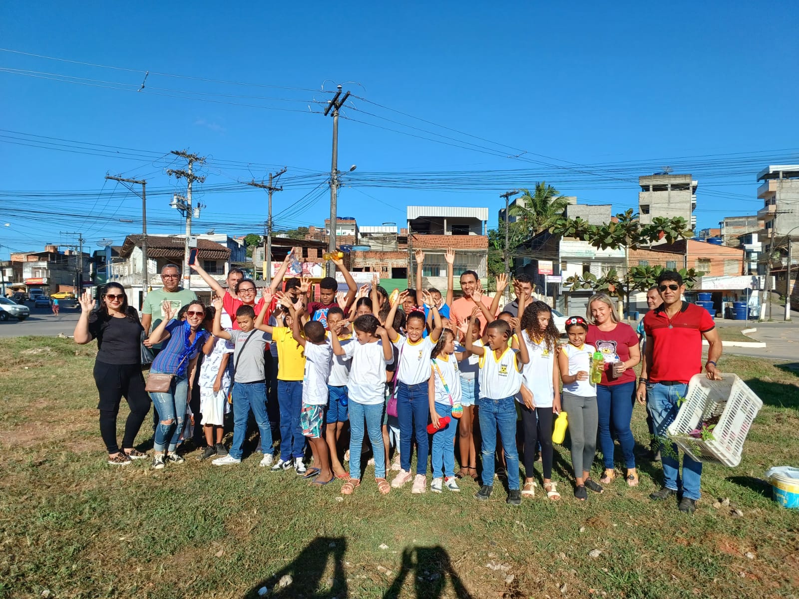 Prefeitura de Itabuna faz o plantio de árvores no Monte Cristo com um grupo de estudantes