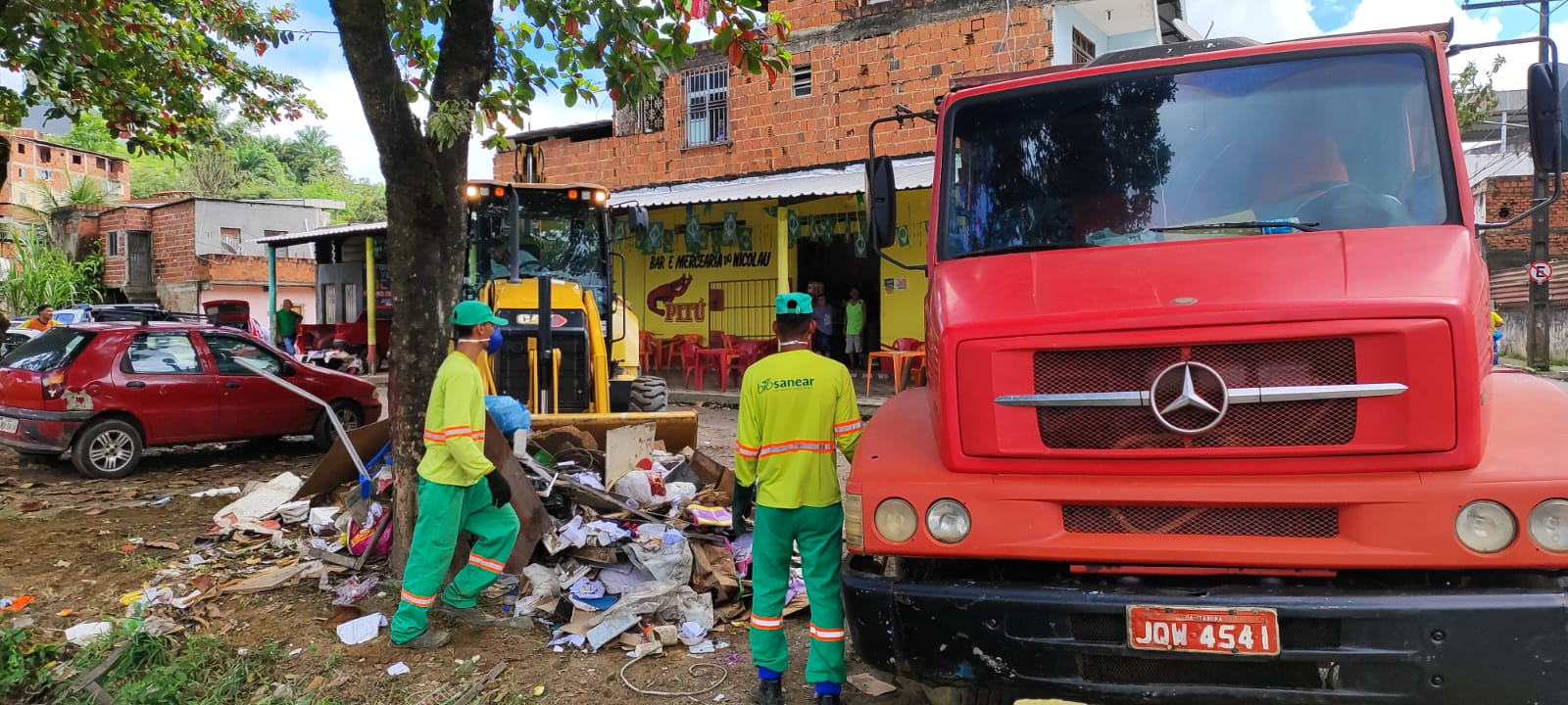 Prefeitura de Itabuna remove lixo descartado às margens do Riacho Água Branca