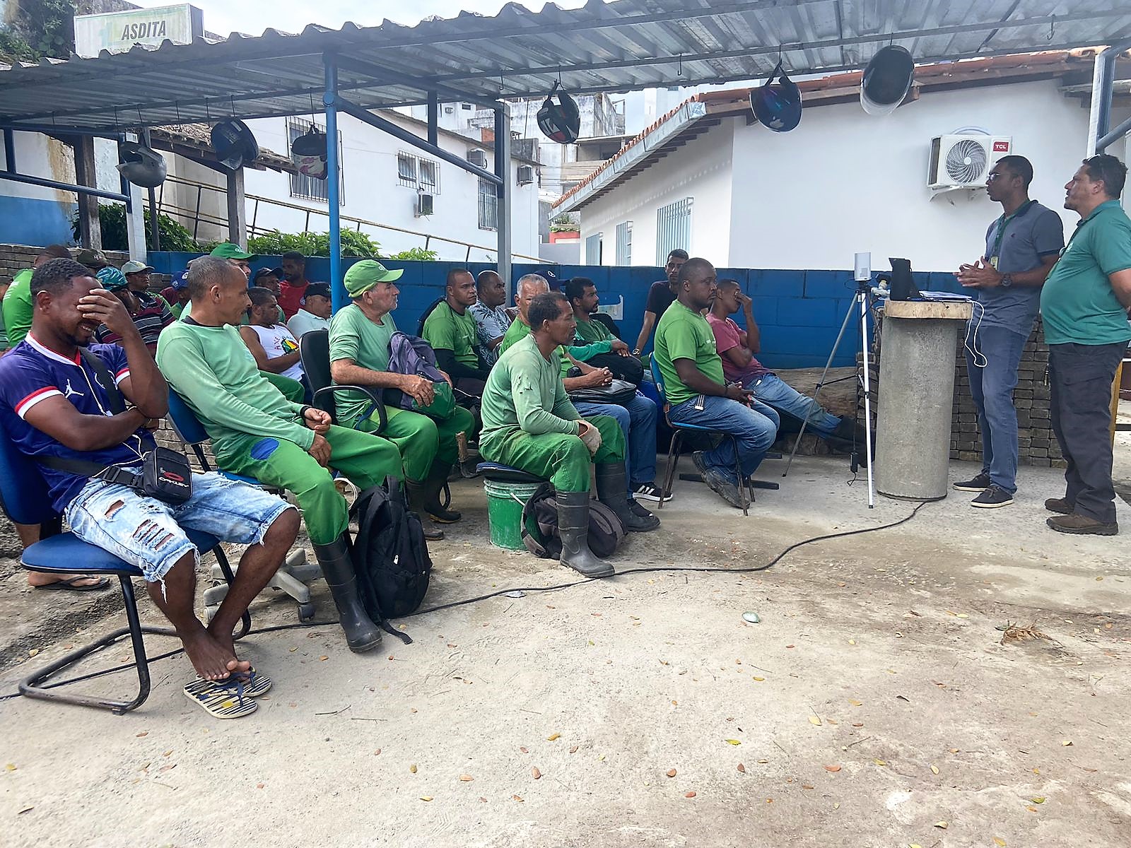 Funcionários da Limpeza Pública de Itabuna recebem treinamento em segurança do trabalho, primeiros-socorros e homenagem ao Dia dos Pais