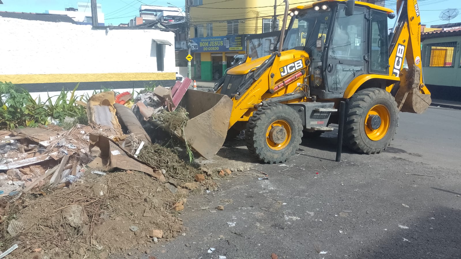 Prefeitura de Itabuna inicia a semana com manutenção e limpeza no centro e nos bairros