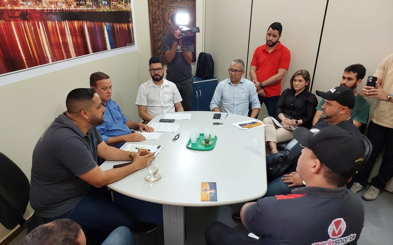 Prefeitura dialoga com moradores e donos de bares da Avenida Manoel Chaves