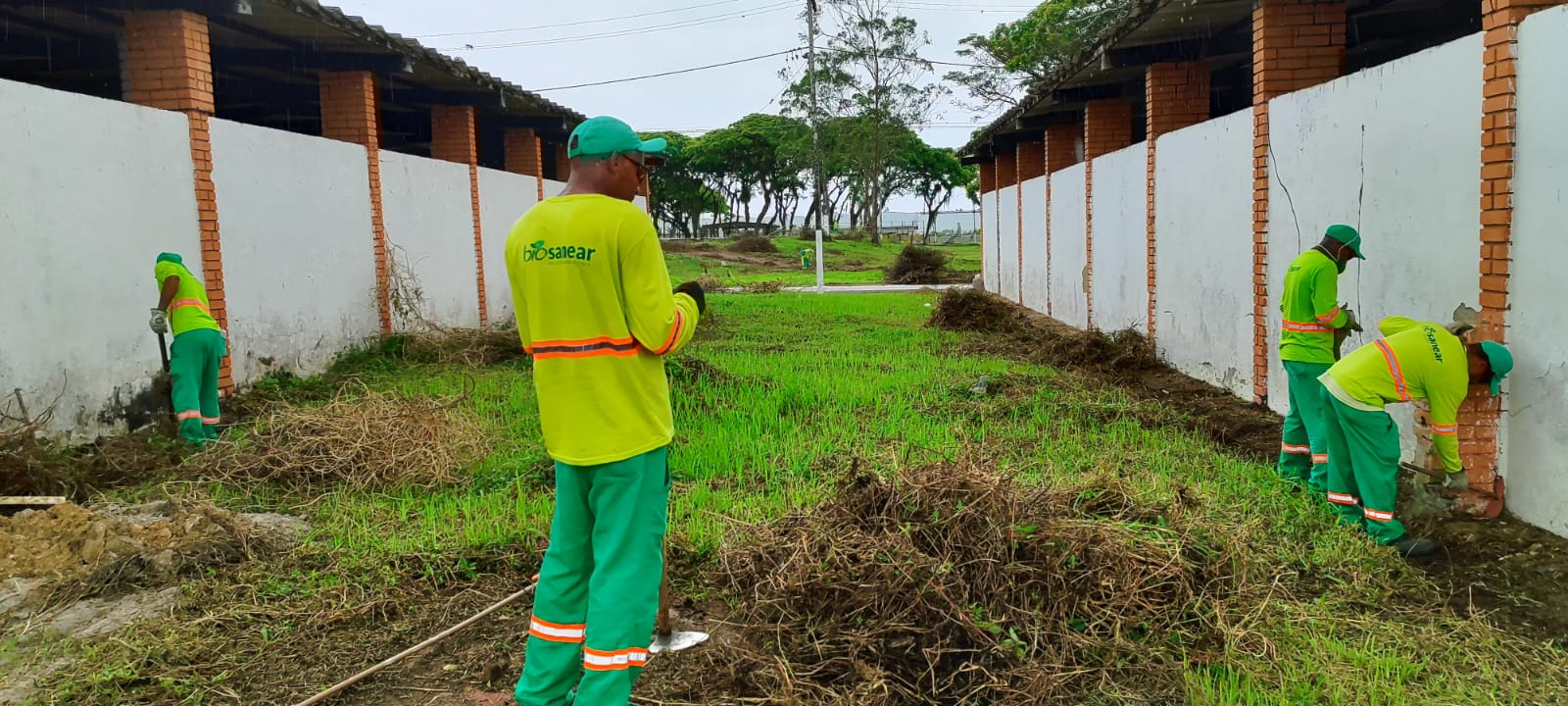 Prefeitura prossegue com a limpeza e zeladoria em seis bairros de Itabuna mesmo sob chuvas