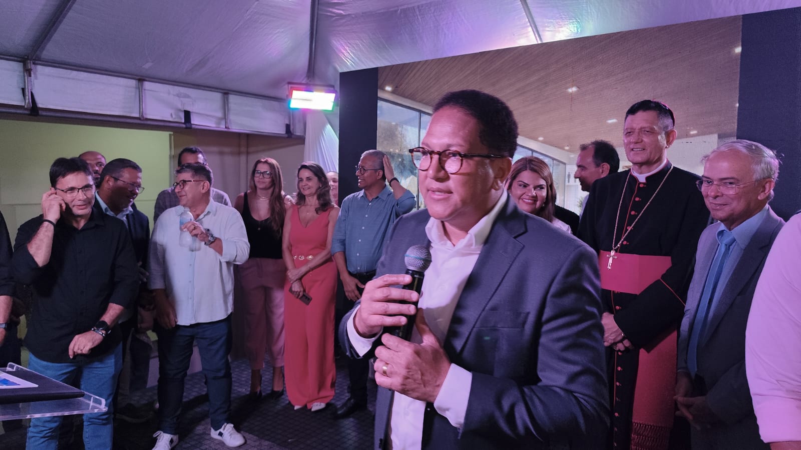 Prefeito Augusto Castro apresenta projeto arquitetônico da Praça Laura Conceição, cuja licitação foi publicada