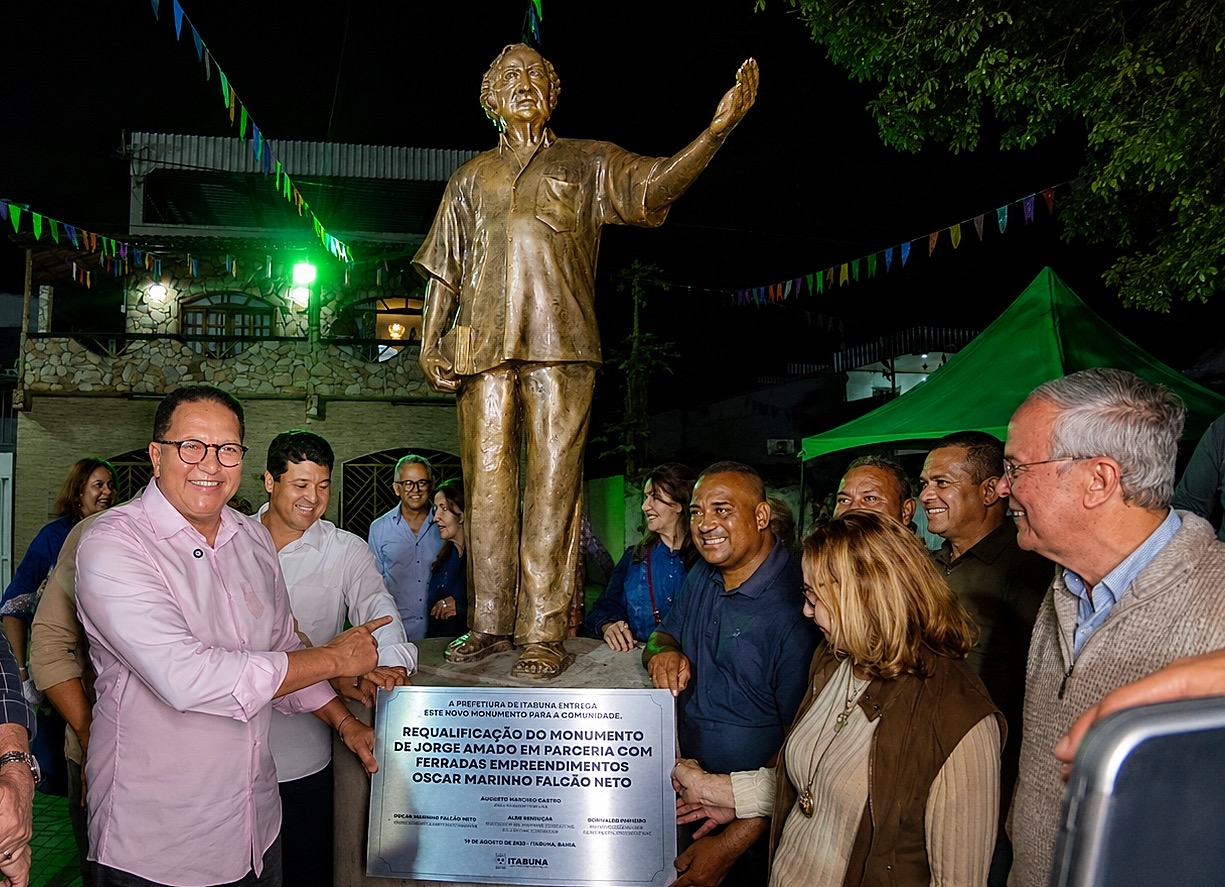 Prefeito Augusto Castro autoriza a reforma de três escolas de Ferradas nos 114 anos de Jorge Amado, cuja estátua foi reinaugurada