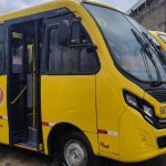 Legenda: Prefeito Augusto Castro autoriza a incorporação de quatro novos micro-ônibus à frota do sistema de transporte público – Fotos Pedro Augusto – Secom – Prefeitura de Itabuna