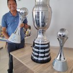 Legenda: Secretário de Esportes e Lazer, José Alcântara Pellegrini, exibe troféus que serão concedidos aos vencedores do Campeonato Interbairros – Fotos Pedro Augusto – Secom – Prefeitura de Itabuna