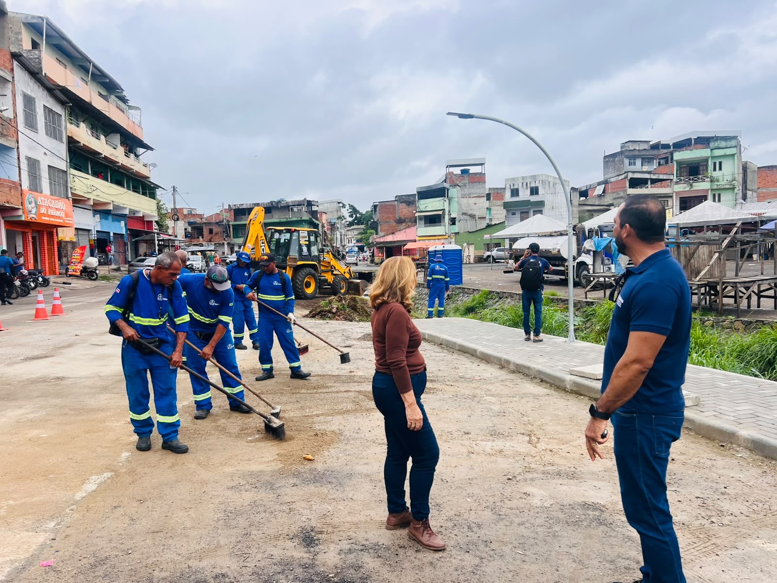 Prefeitura de Itabuna executa limpeza e pavimentação no entorno da Feira do Califórnia que será entregue na quinta-feira