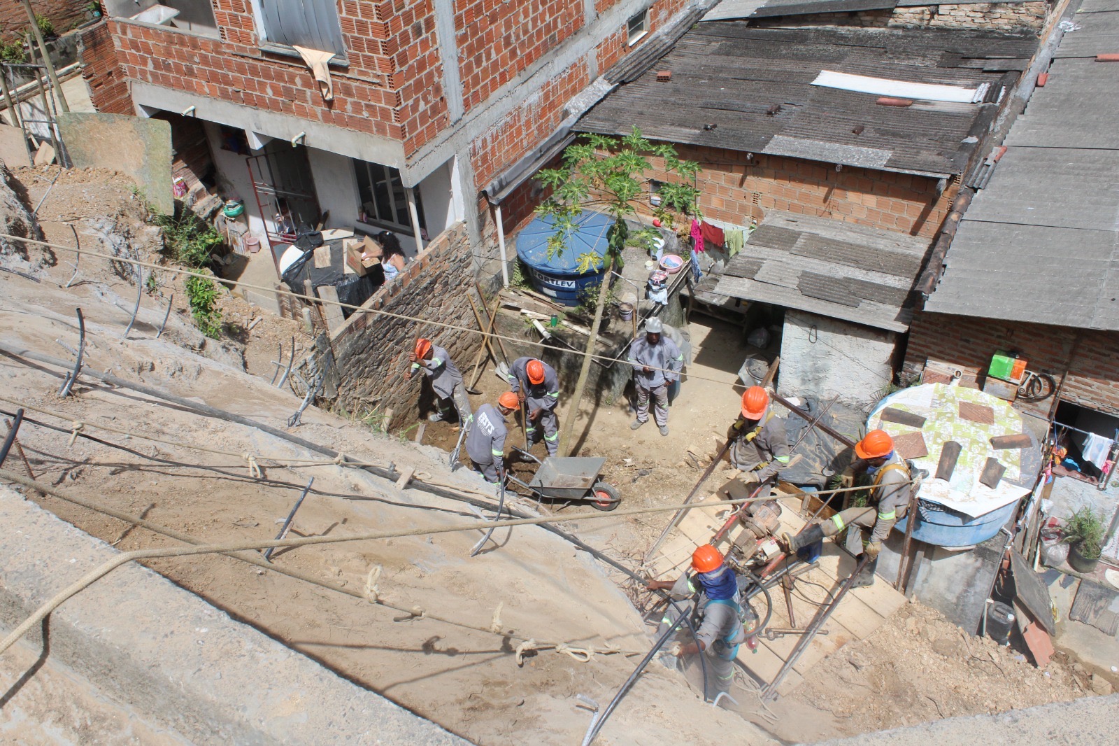 Obras de contenção de encosta na Rua da Ladeirinha no Califórnia em Itabuna avançam