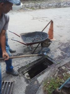 Prefeitura de Itabuna faz a limpeza de bueiros e bocas de lobo no Mangabinha