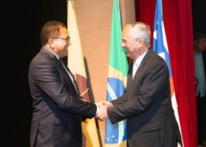 Prefeito Augusto Castro integra missão oficial ao Salon du Chocolat em Paris e transmite cargo ao vice-prefeito Júnior Brandão