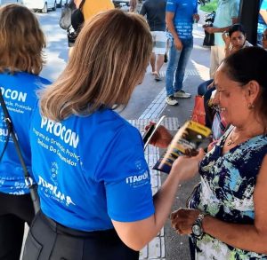 PROCON Itabuna promove ação educativa e de orientação a consumidores e fornecedores em referência ao Dia dos Namorados