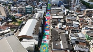 Maior ornamentação da Bahia: Bandeirolas na Cinquentenário anunciam o Ita Pedro 2026 e aquecem o comércio de Itabuna