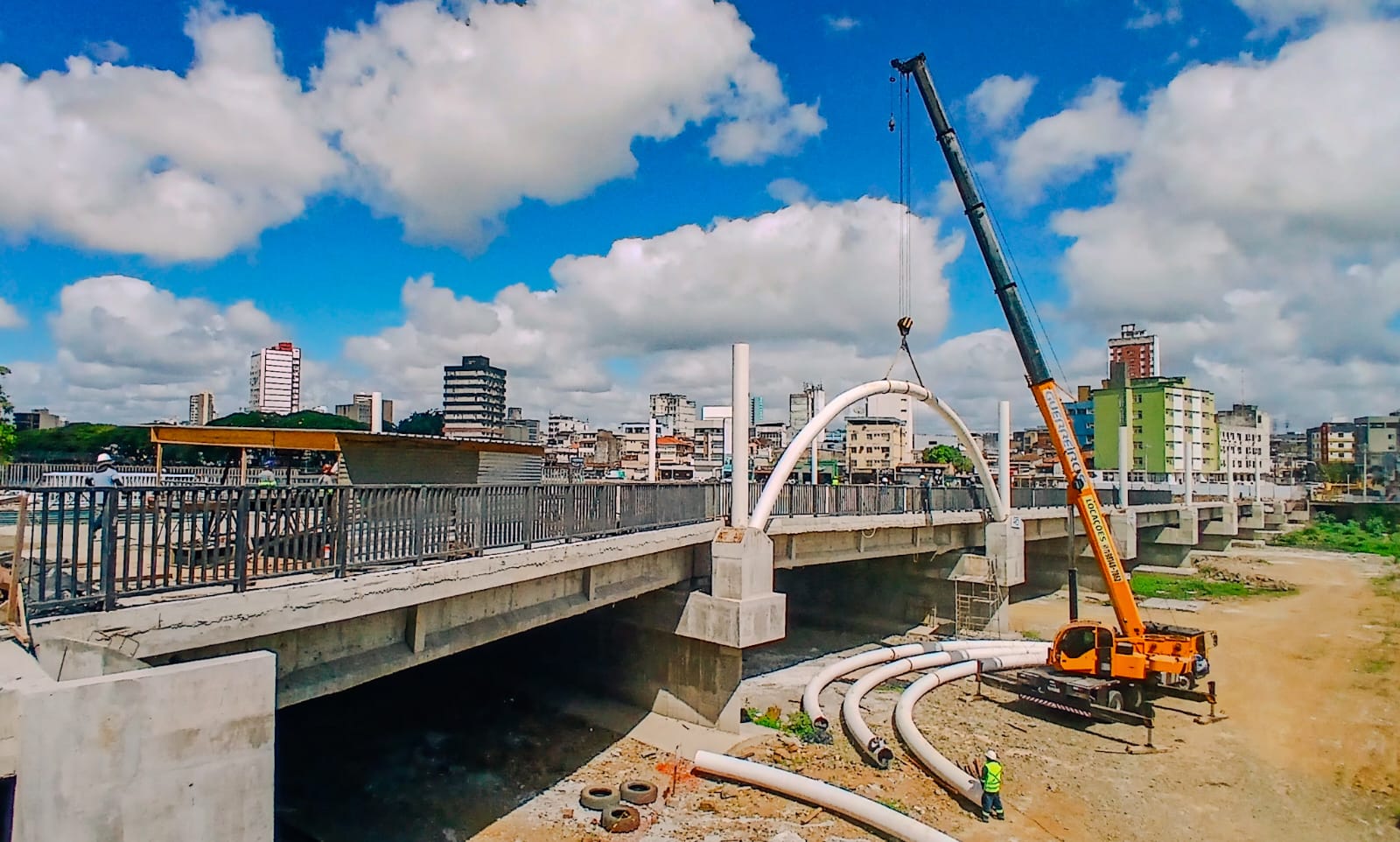 Obras da Nova Ponte do Conceição avançam com instalação de estrutura arquitetônica