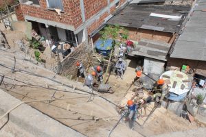 Obras de contenção de encosta na Rua da Ladeirinha no Califórnia em Itabuna avançam